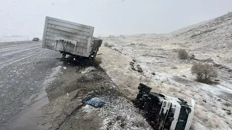 Malatya'da TIR Buzlu Yolda Devrildi: 1 Yaralı