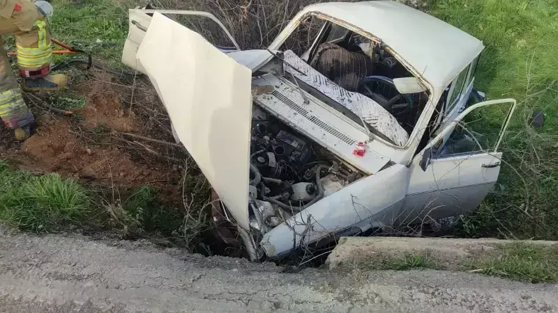 Manisa Kırkağaç'ta Otomobil Şarampole Devrildi: 2 Yaralı