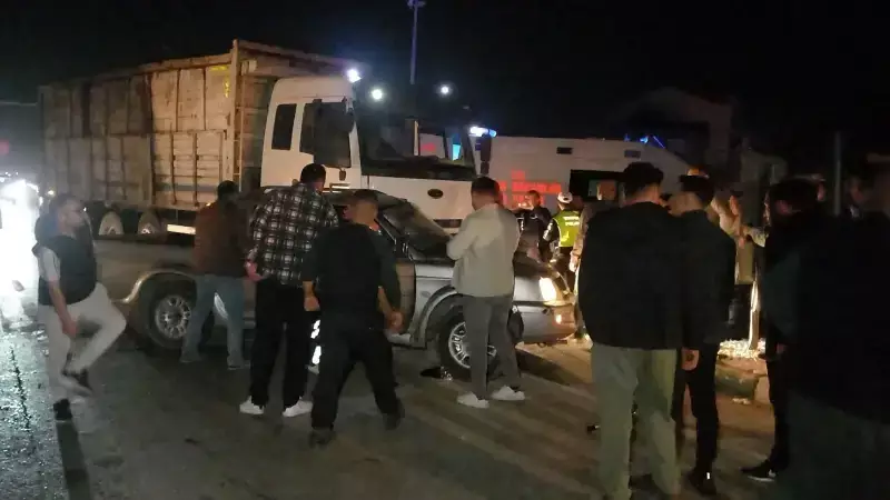 Manisa'da Kaza: Kamyonla Pikap Çarpıştı, 2'si Çocuk 4 Yaralı