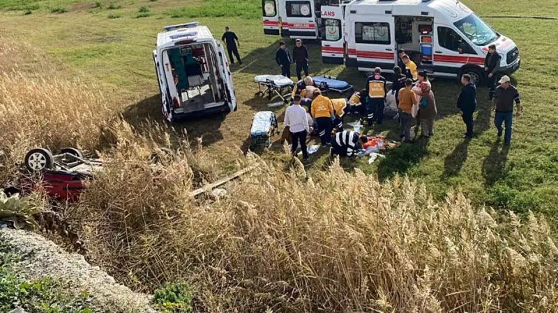 Manisa'da Otobüs Tarlaya Devrildi: 5 Yaralı
