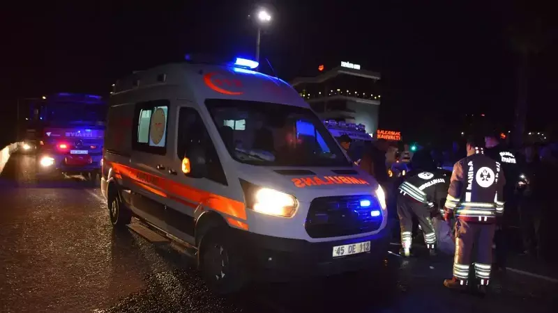 Manisa'da Traktör ile Çekici Çarpıştı: 3 Yaralı