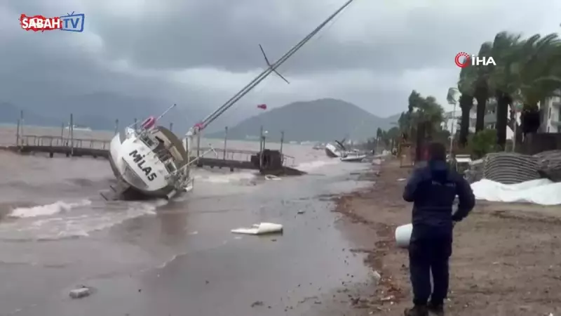 Marmaris'te Fırtına: 3 Yelkenli Karaya Vurdu, Rus Vatandaş Kendi İmkânlarıyla Kurtuldu