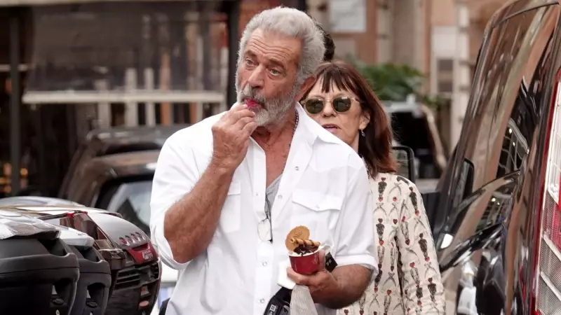 Mel Gibson'dan Sıcak Gün Keyfi: Torunuyla Dondurma Molası!