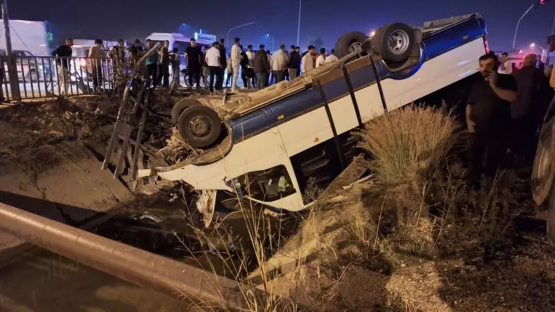 Mersin'de Minibüs ile Otomobil Çarpıştı: 11 Yaralı