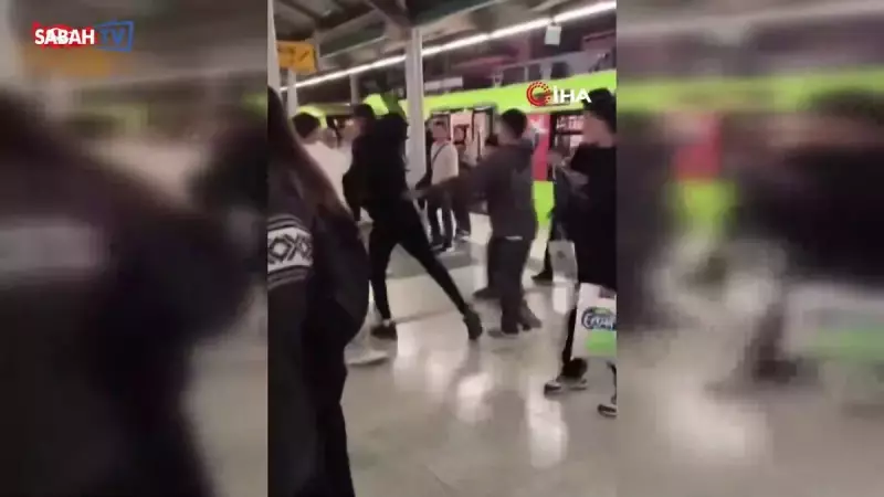 Metroda Tekmeli Yumruklu Kavga! Görüntüler Sosyal Medyayı Salladı