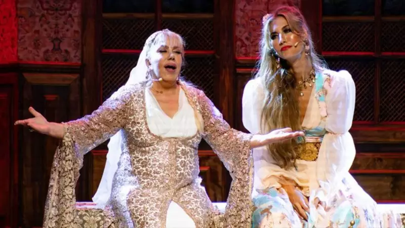 Mine Koşan'dan Çağla Şıkel'e Tost Göndermesi: Magazinde Gerilim Yükseldi