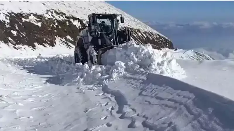 Muş'ta Tipi ve Kar: 10 Köy ve 21 Mezranın Yolu Açıldı