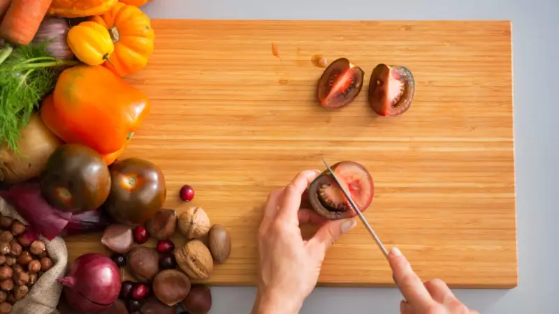 Mutfakta Görünmeyen Tehlike: Kesme Tahtaları Mikroplastik Saçıyor!