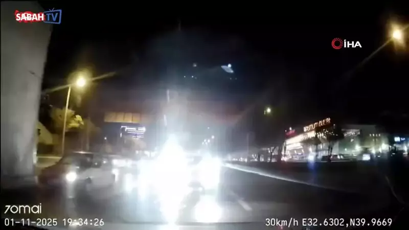 İnanılmaz Görüntüler! Kamyonet Üst Geçide Sıkıştı, Sürücü Şokta