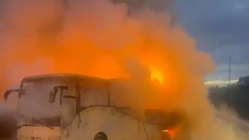 Otoyolda Öğrenci Otobüsü Alev Alev Yandı: 39 Öğrenci Son Anda Kurtarıldı