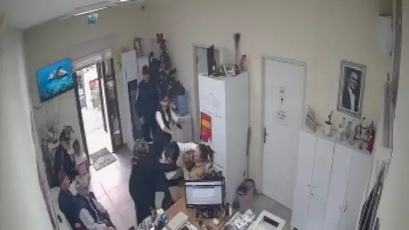 Pendik'te Muhtarlık Kavgası: Fakirlik Belgesi Tartışması Kameralara Yansıdı