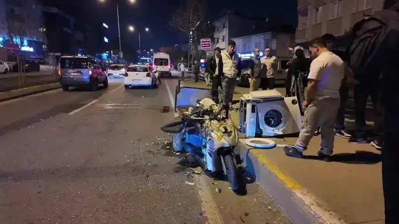 Sancaktepe'de Motosiklet ile Otomobil Çarpıştı: 1 Yaralı