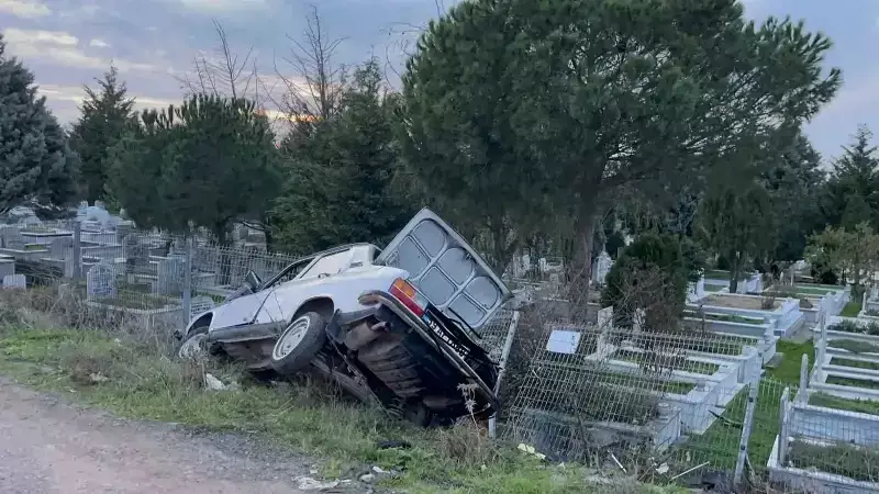 Sarhoş Sürücünün Mezarlık Macerası: Kaza Yaptı, Kaçtı, Sonra Geri Döndü!