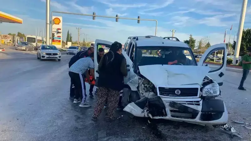 Serik'te Kavşak Kazası: 4 Yaralı, 1 Kişi Enkazdan Kurtarıldı