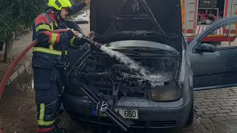 Seyir Halindeki Araç Aniden Alev Aldı! Sürücü Mucizevi Şekilde Kurtuldu