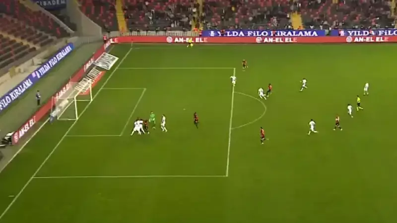 Süper Lig'de Tarihi Gol: Kaleci Hatası Maçı Bitirdi