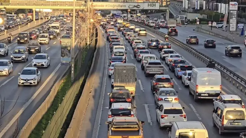İstanbul'da Ara Tatil Sonrası Trafik Yoğunluğu %80'e Ulaştı
