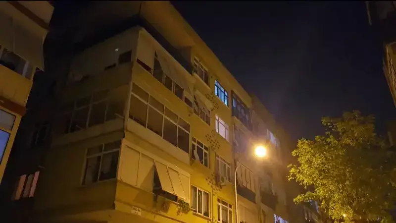 İstanbul'da Gece Yarısı Kâbusu: 4 Katlı Binada Büyük Panik - Tüm Sakinler Tahliye Edildi!