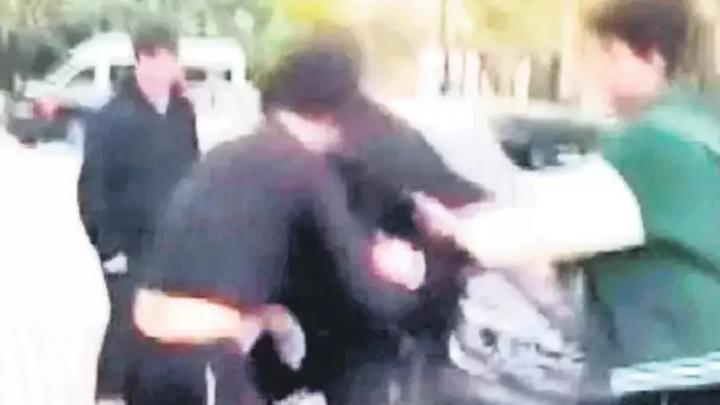 İstanbul'da Lise Önünde Bıçaklı Gasp Dehşeti: 14 Yaşındaki Öğrenci Yaralandı