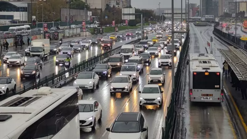 İstanbul'da Sağanak: Trafik Yoğunluğu %74'e Ulaştı