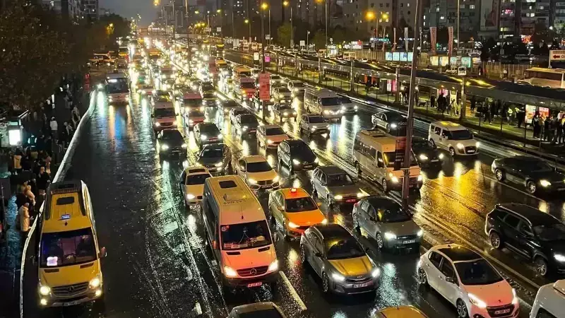 İstanbul'da Trafik Yoğunluğu %85'e Ulaştı: İş Çıkışı Kabusu