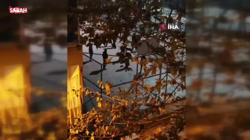 Sultangazi'de Basketbol Sahasında Gençler Kavgası: Arkadaşları Tezahürat Yaptı