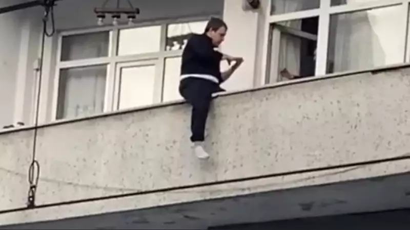 Sultangazi'de genç balkondan atlamak istedi: 'Canı veren Allah'