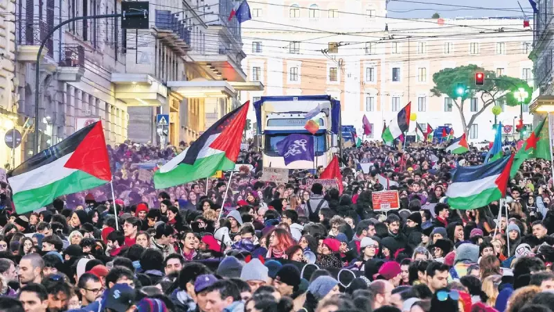 İtalya'da 70 Bin Kadın Şiddete Karşı Roma'da Yürüdü
