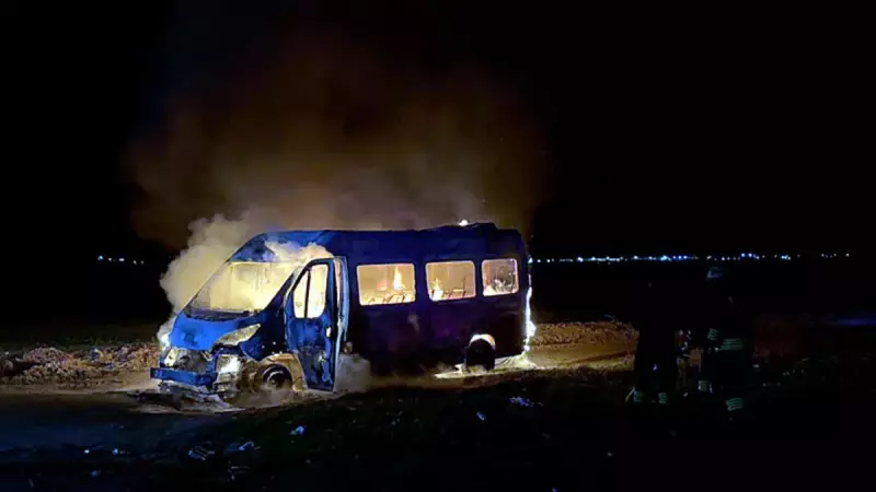 Tekirdağ'da servis minibüsünü sahibi yaktı: Elleri yandı!