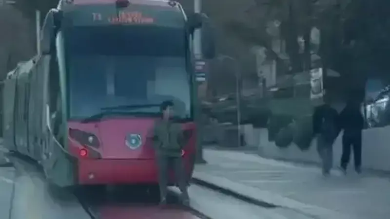 Tramvayın Arkasında Tehlike Dolu Yolculuk: Çocuk Ölümle Burun Buruna Geldi