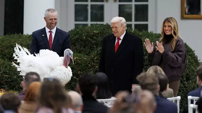 Trump Şükran Günü'nde 2 Hindiyi Affetti ve Ekonomiyi Vurguladı