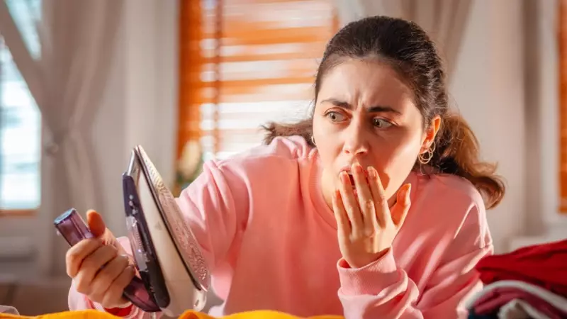 Ütüsüz Kıyafet Düzleştirme: 10 Pratik Yöntemle Kırışıklıklara Veda