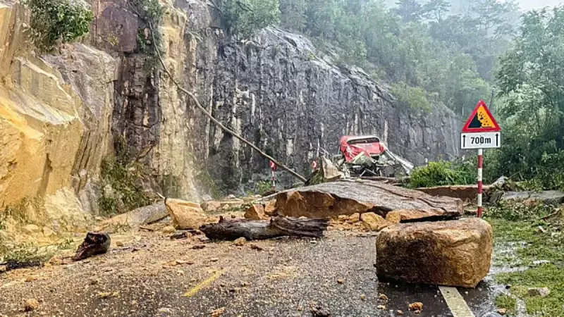 Vietnam'da Heyelan: Yolcu Otobüsünde 6 Kişi Hayatını Kaybetti