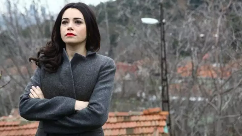 Özgü Namal ve Çocukları Trafik Kazası Geçirdi: Hafif Sıyrıklarla Atlattılar