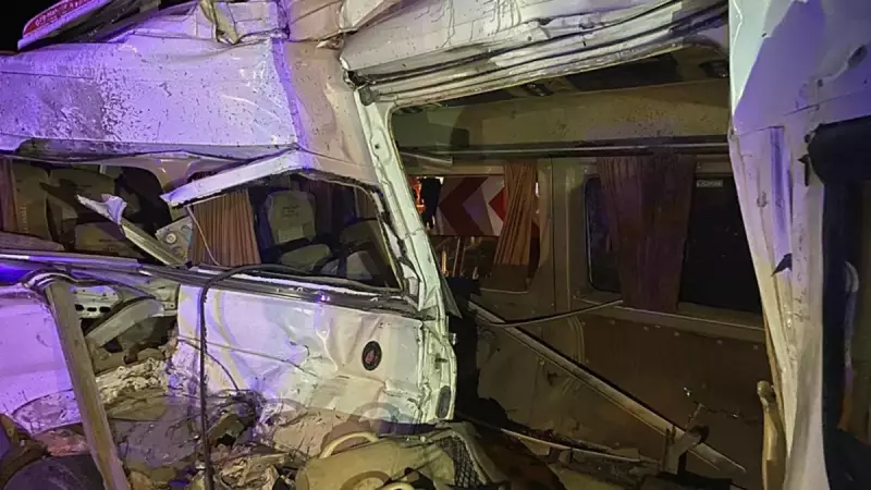İzmir'de İki İşçi Servisi Çarpıştı: 15 Yaralı