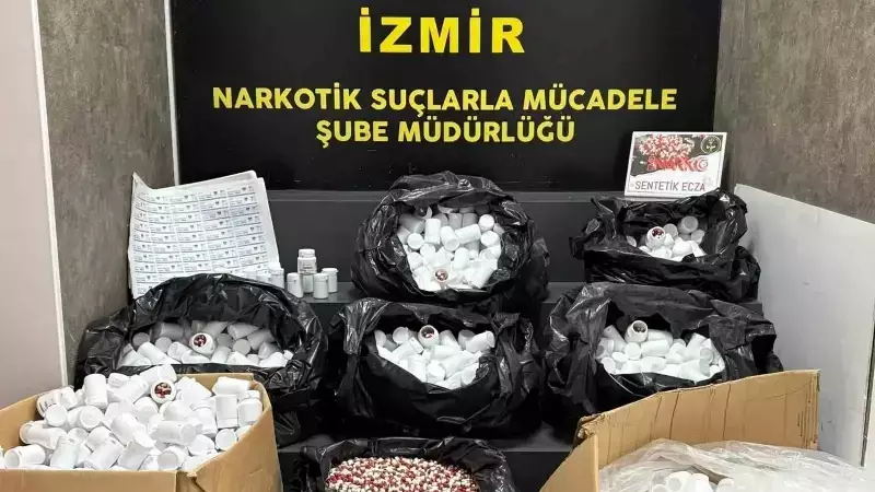 İzmir'de Narkotik Operasyonu: 316 Bin 760 Sentetik Hap Ele Geçirildi