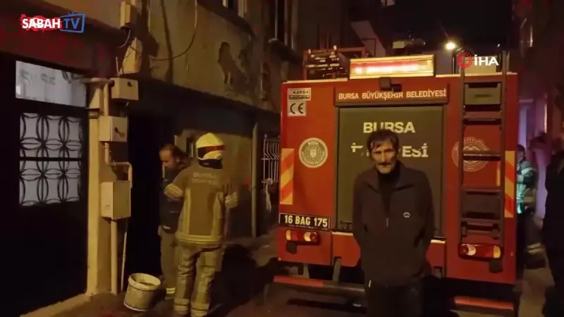 İzmir'de Yaşam Mücadelesi: Evini Ateşe Veren Adam Son Anda Kurtarıldı!