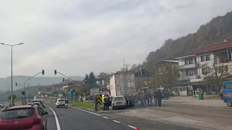 Zonguldak'ta Otomobil TIR'a Arkadan Çarptı: 2 Yaralı