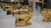 Altın Klozet 12 Milyon Dolara Satıldı: Maurizio Cattelan'ın Eseri