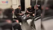 Bursa metrosunda gençler masa kurup kağıt oyunu oynadı