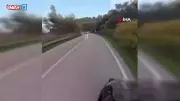 Saniyeler İçinde Ölümden Dönen Motosikletlinin Nefes Kesen Anları Kameralara Yakalandı!
