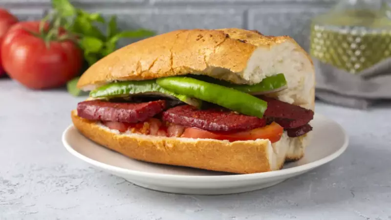 5 Dakikada Hazır: Ağızda Eriyen Sucuk Ekmek Tarifi