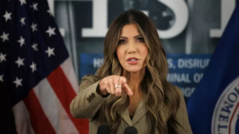 ABD İç Güvenlik Bakanı Noem, Mahkeme Kararına Rağmen Venezuelalı Göçmenleri Sınır Dışı Etti