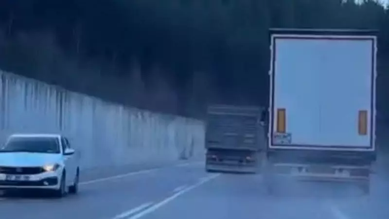 Adana Kozan'da Korkutan Trafik Kazası: Kamyonun Sollama Manevrası Anında Kamerada