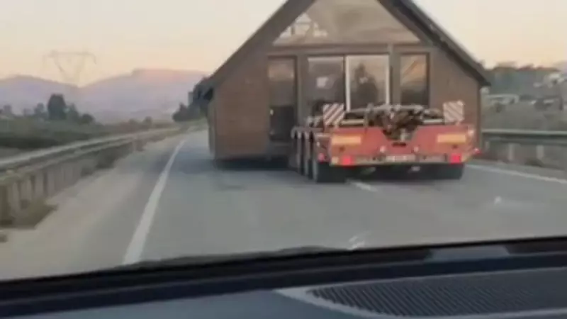 Adana'da Prefabrik Ev Taşıyan TIR Trafiği Felç Etti: 4 Aralık 2025'te Yaşandı