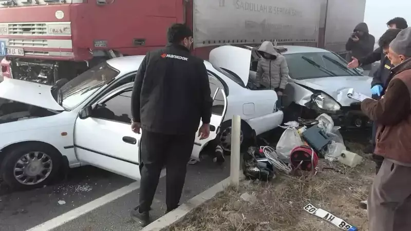 Aksaray'da Yoğun Siste Zincirleme Kaza: Tır Sürücüsü Kaçtı, 1 Yaralı
