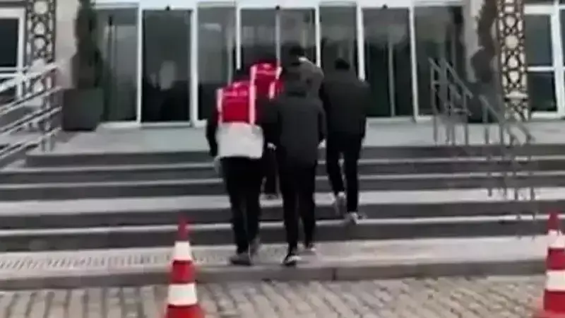 Çanakkale'de Göçmen Operasyonu: 10 Kaçak Yakalandı, 3 Organizatör Tutuklandı