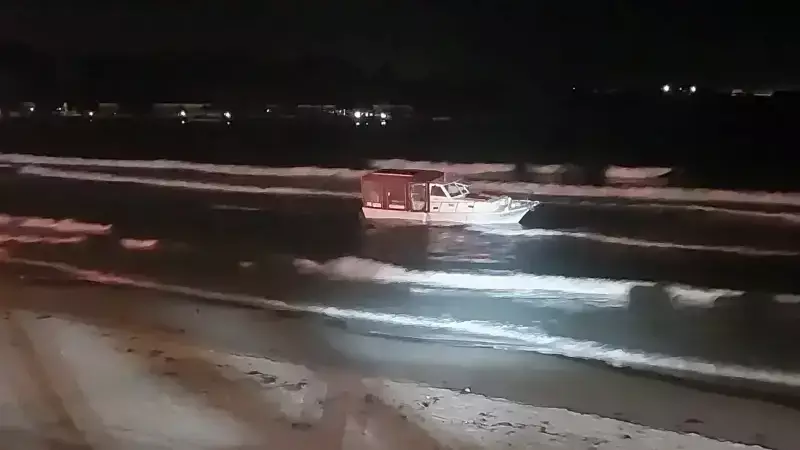 Çanakkale'de Karaya Oturan Tekne Vinçle Kurtarıldı: İşte Detaylar