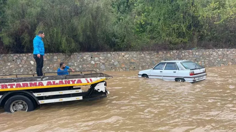 Antalya'da Sağanak: D 400 Karayolu'nda Araçlar Mahsur Kaldı