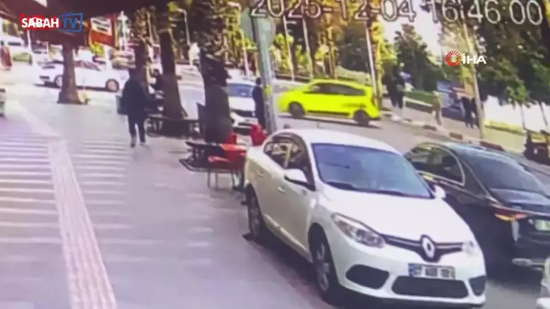 Antalya'da Ticari Taksi ile Motosiklet Çarpıştı: 2 Genç Yaralandı, Sürüklenme Anı Kamerada